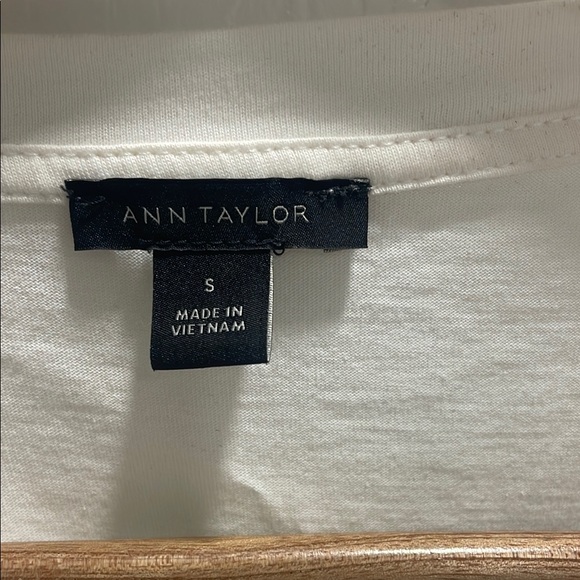 Ann Taylor White Sleeveless Blouse with Lace - Picture 2 of 3